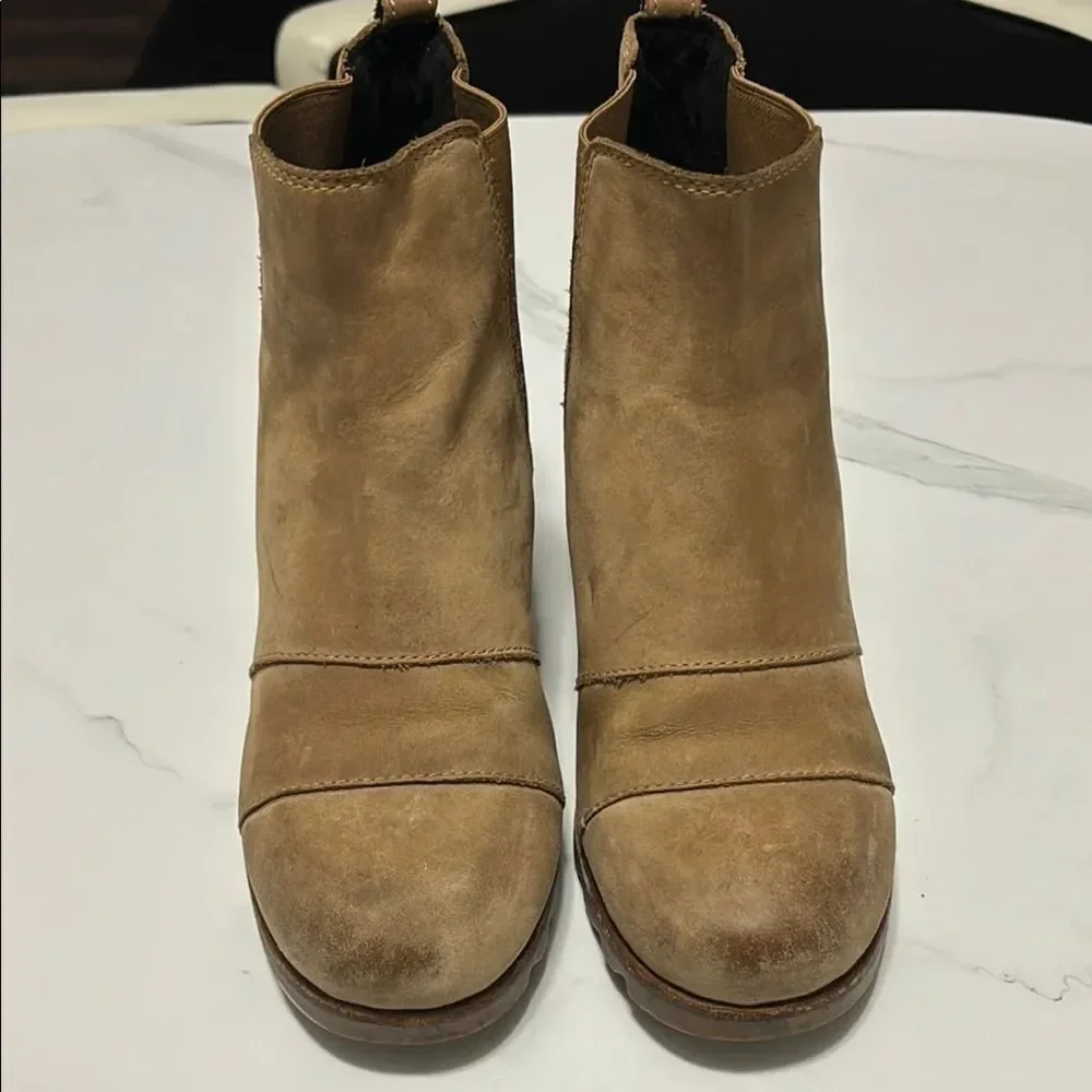 Sorel Tan wedge ankle boots with elastic panels and soft suede material